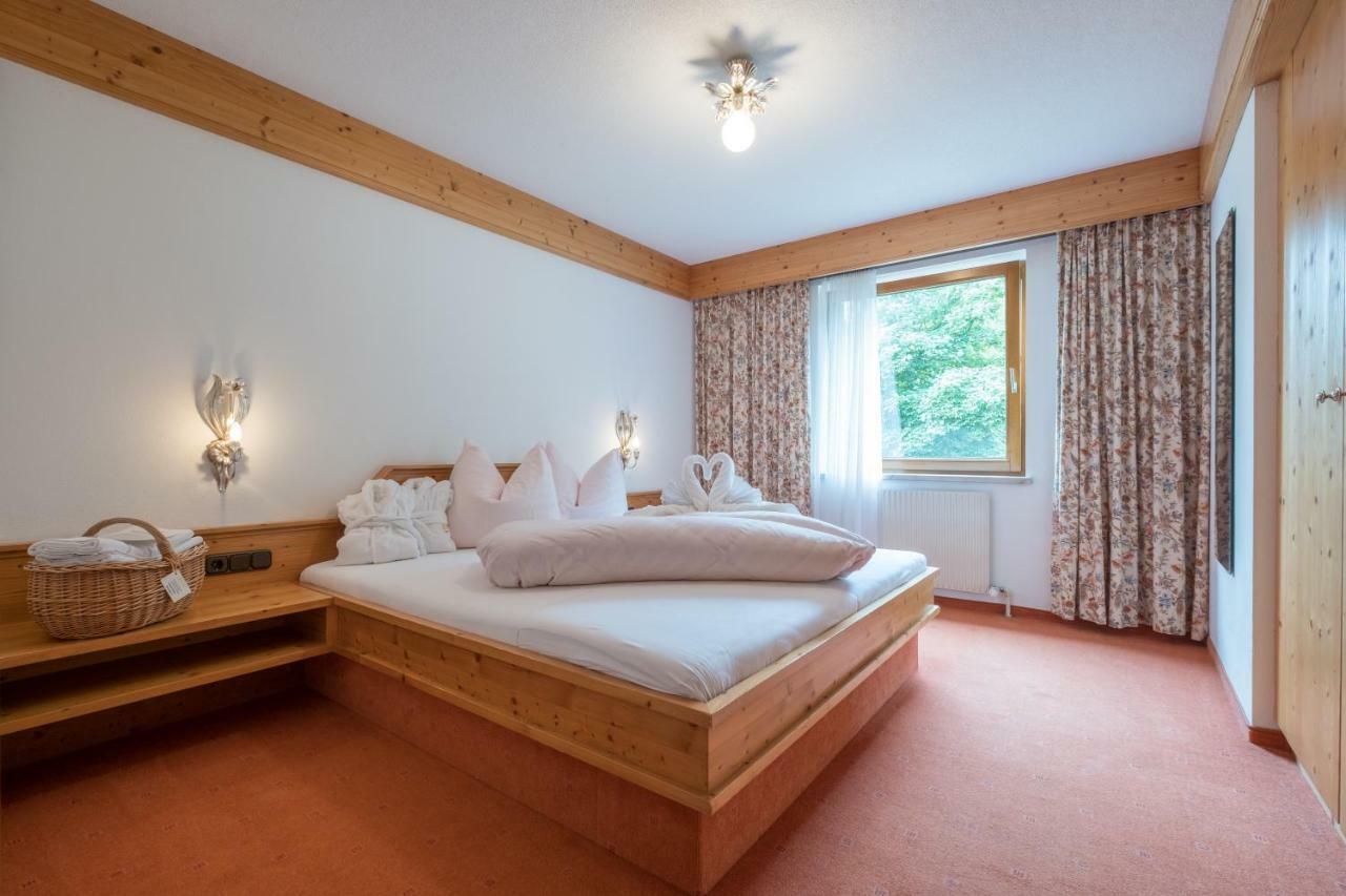 Haus Montana Lägenhet Elbigenalp Exteriör bild